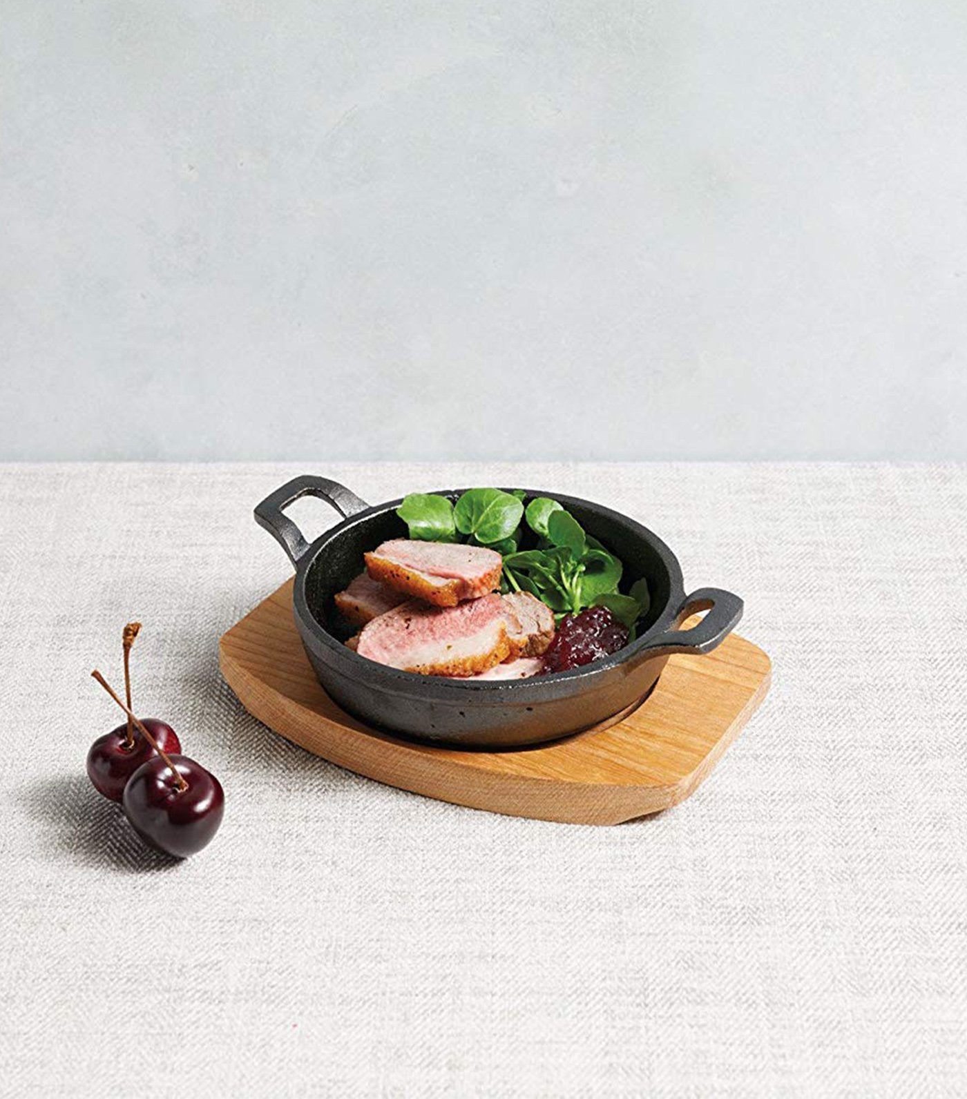 kitchencraft artesà mini cast iron gratin with wooden board